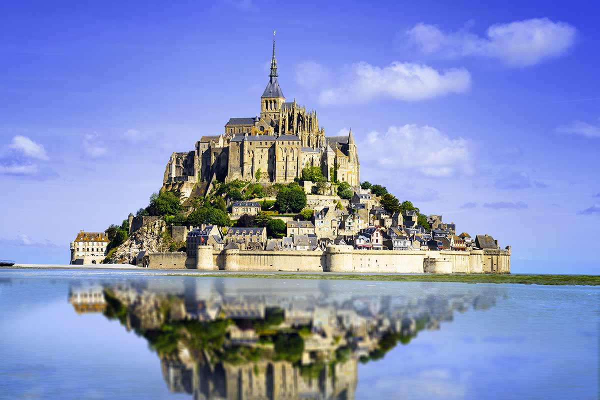 Marea alta Mont Saint Michel in Normandia, Francia