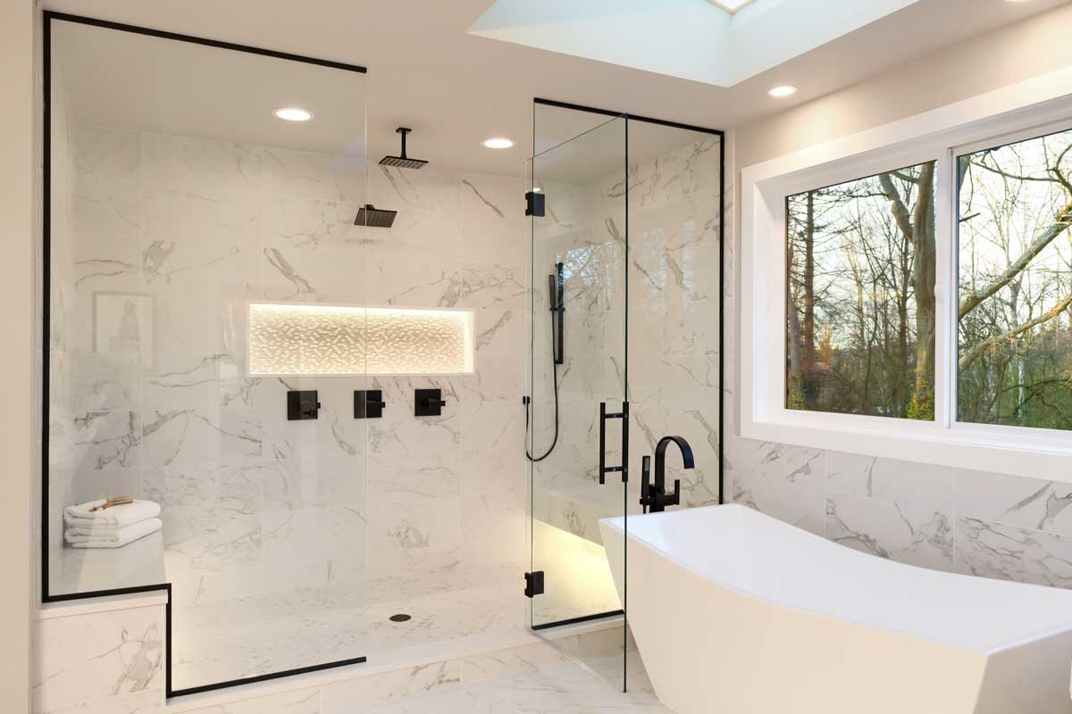 Bagno moderno con doccia.