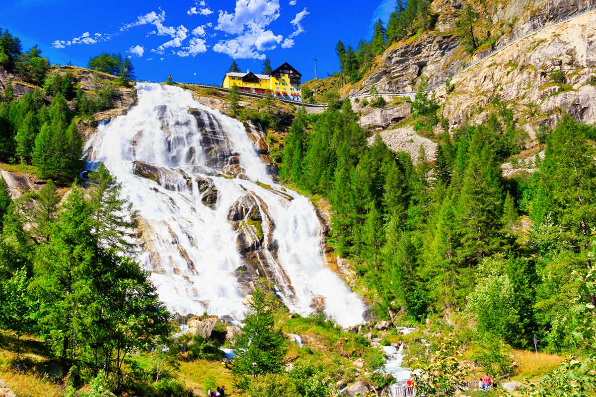 Le cascate del Toce nelle Alpi.