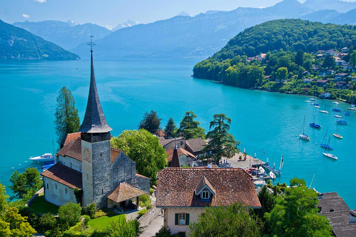 lago nelle Alpi svizzere