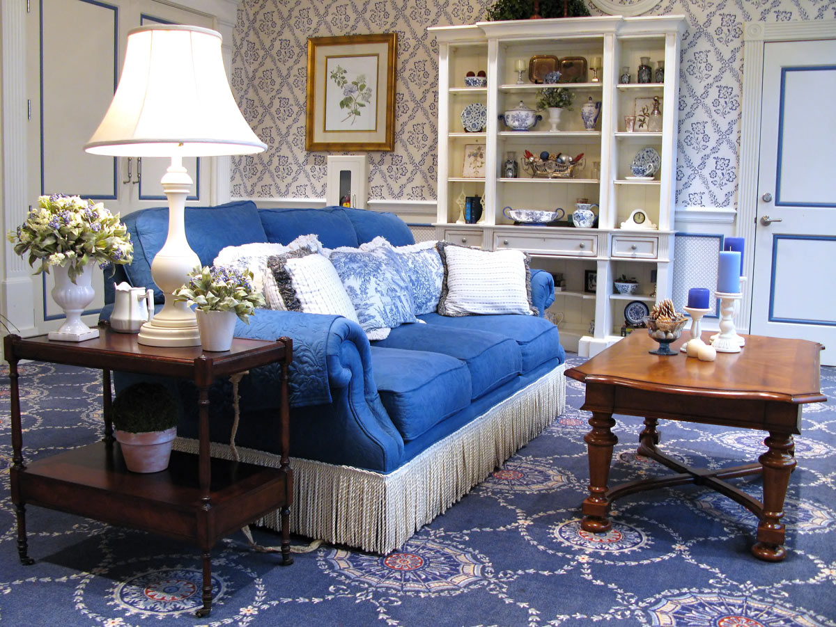 soggiorno stile country chic con divano blu