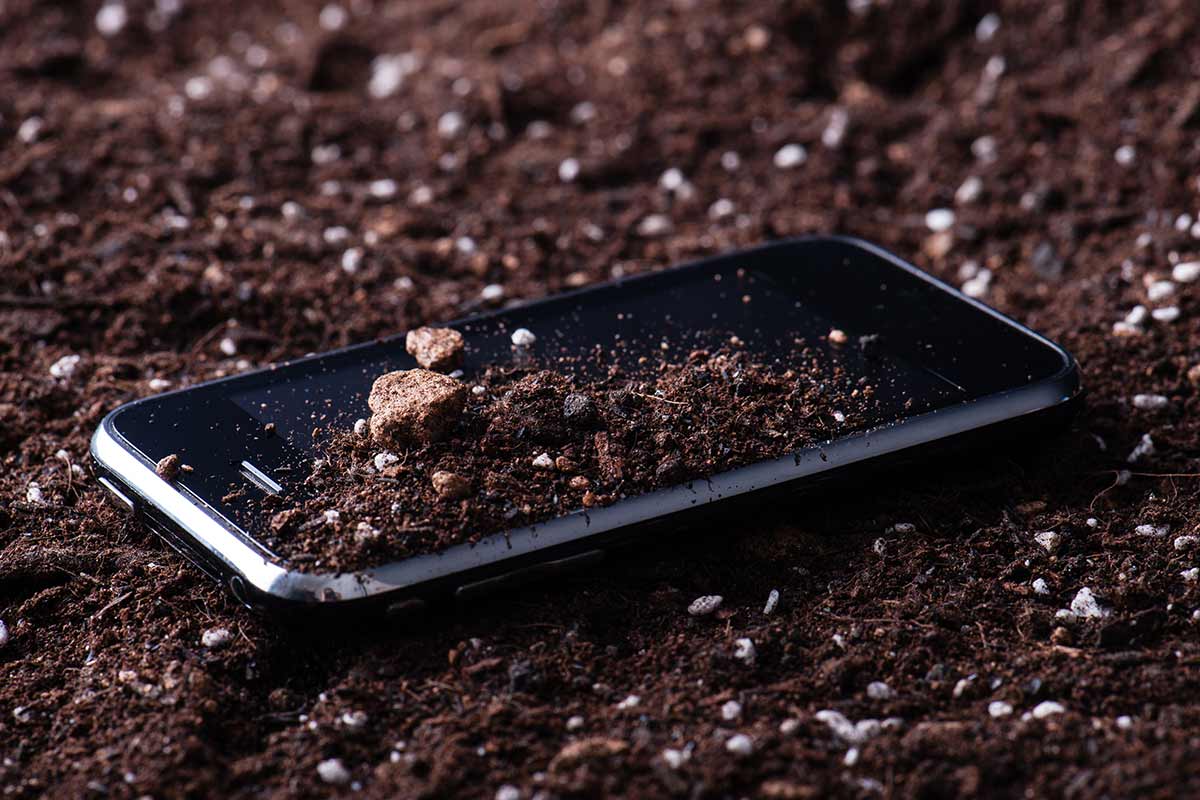 smartphone buttato a terra