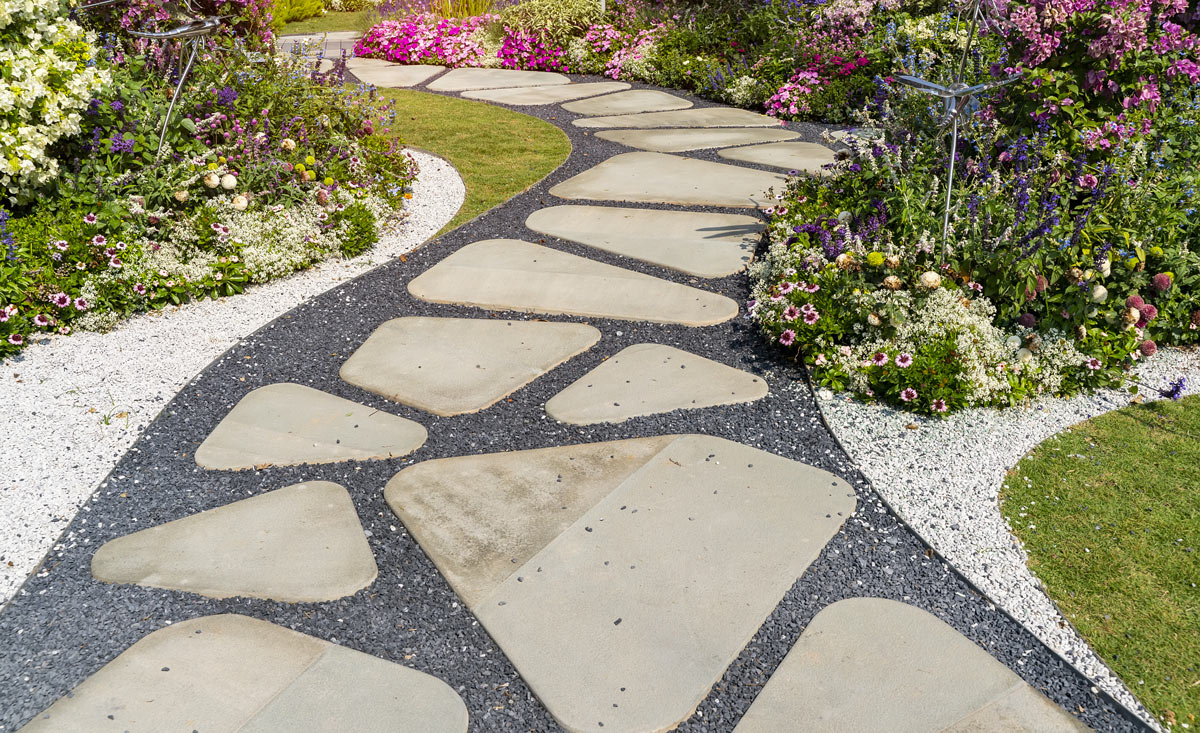 Bellissimo camminamento in giardino realizzato con le pietre.