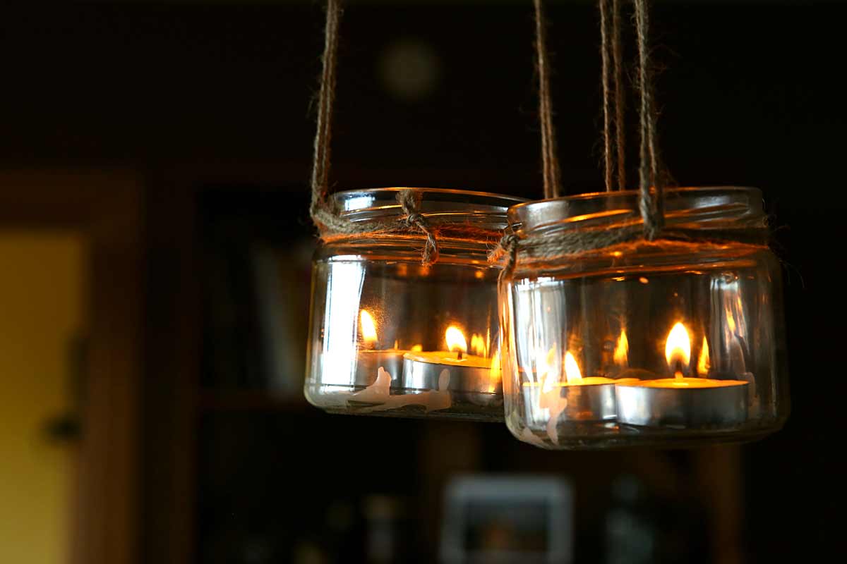 Lanterne sospese con barattoli di vetro e candele