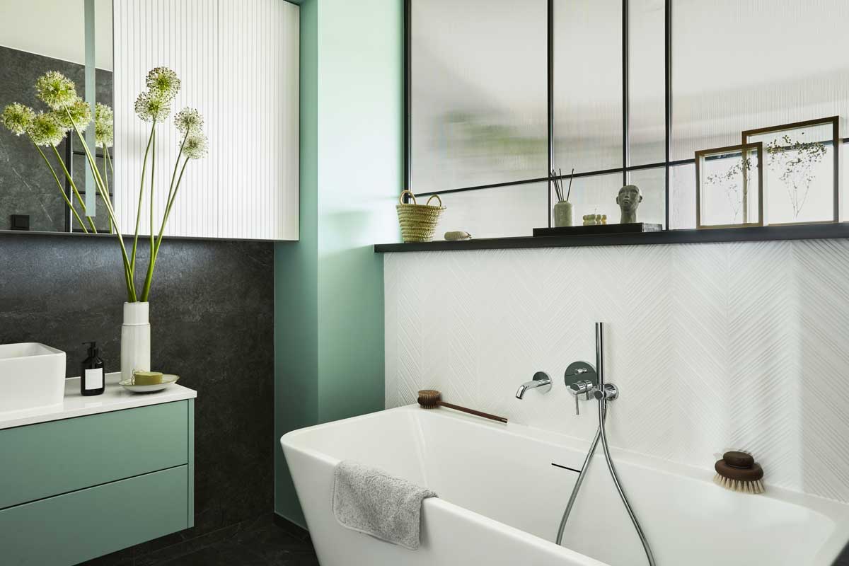 Colori e materiali ideali per un bagno piccolo.