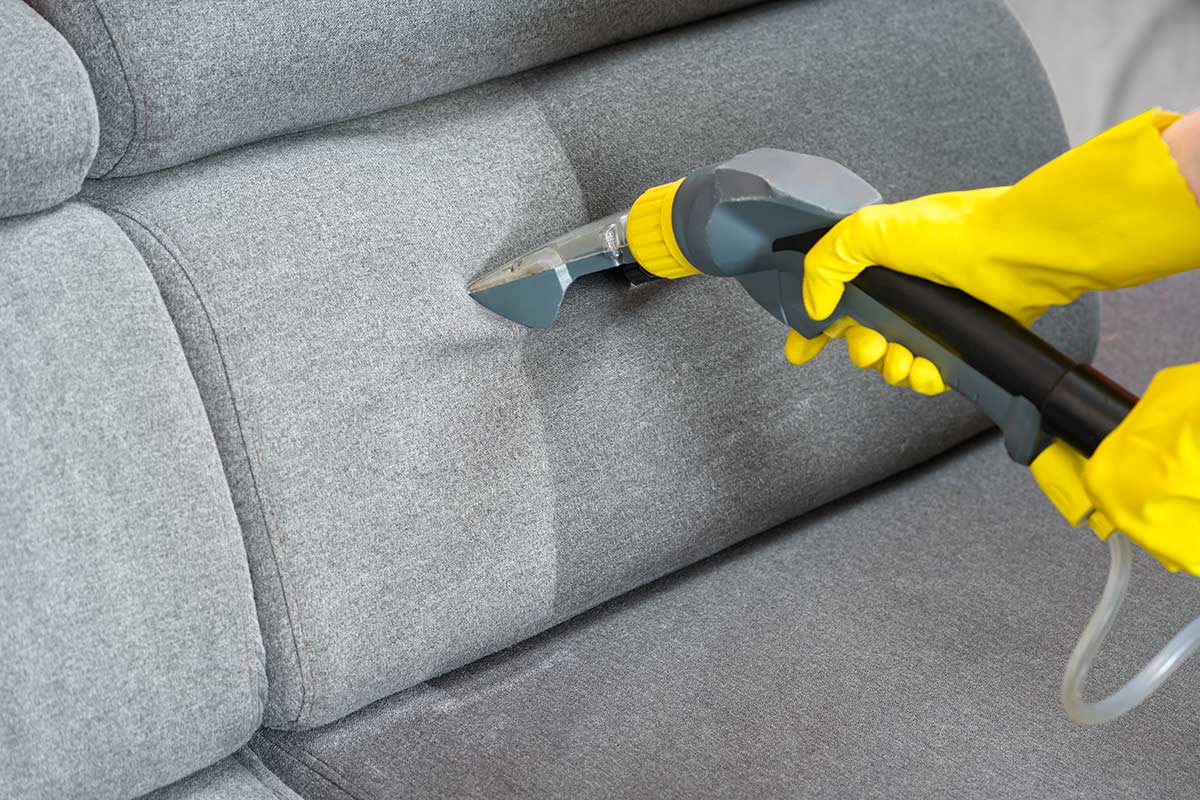 Come pulire il divano in tessuto non sfoderabile: consigli e trucchi
