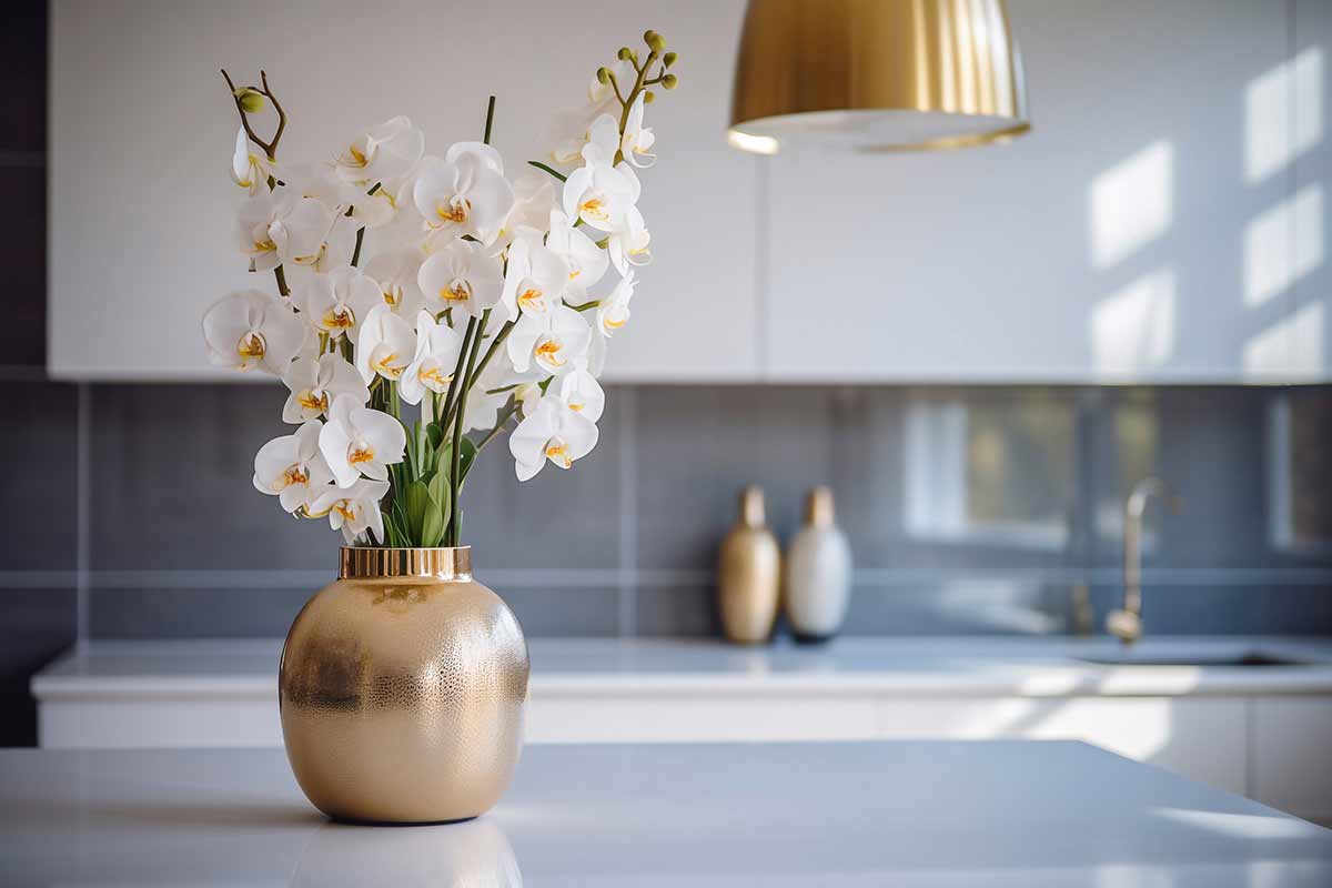 orchidee bianche in un vaso dorato