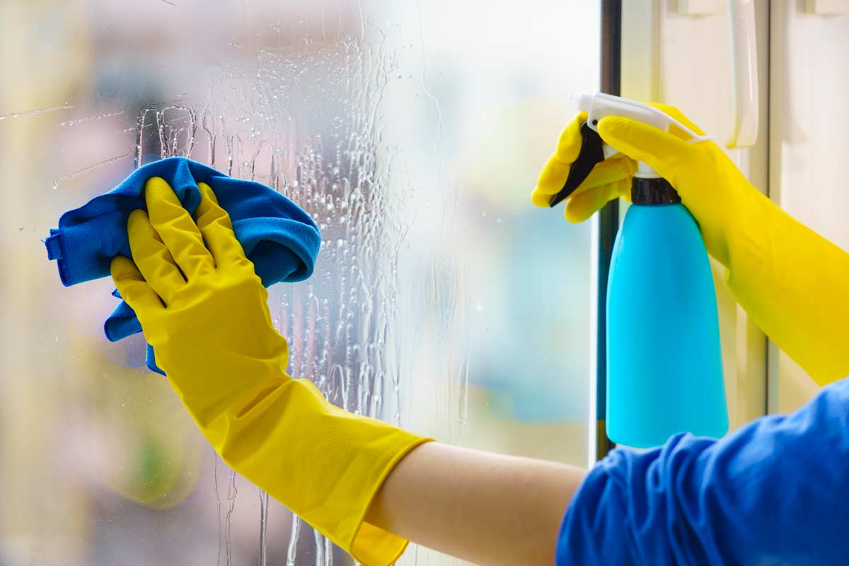 Metodo veloce per pulire i vetri