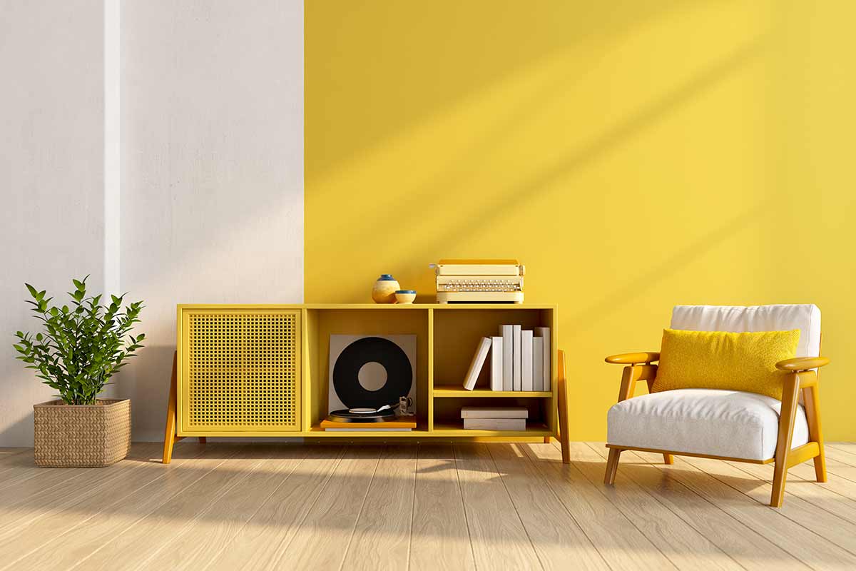 soggiorno con muro giallo vivace e bianco