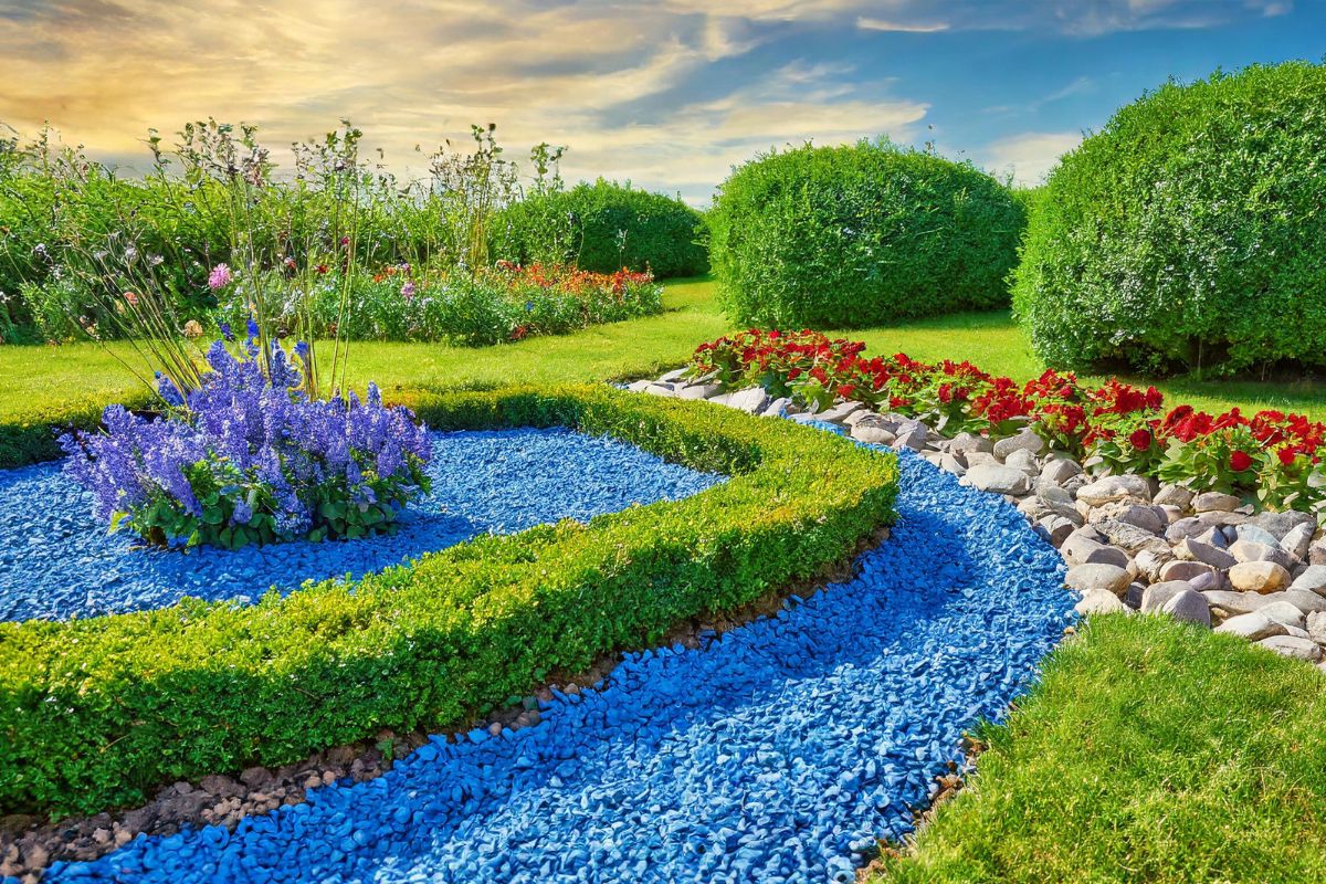 giardino con aiuola con ghiaia colorata