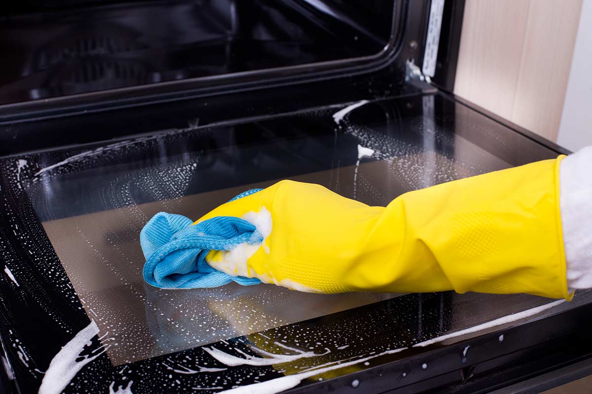 Come pulire il forno senza usare l'aceto e con rimedi naturali