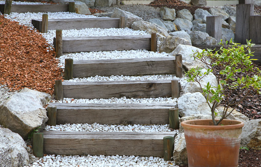 Abbellire il giardino con scale con ghiaia