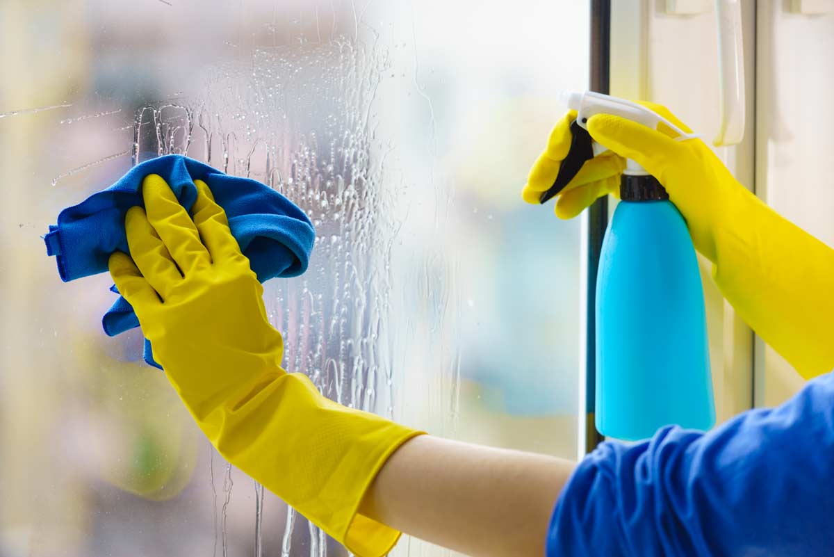 rimedio casalingo a base di acqua e borotalco per pulire i vetri