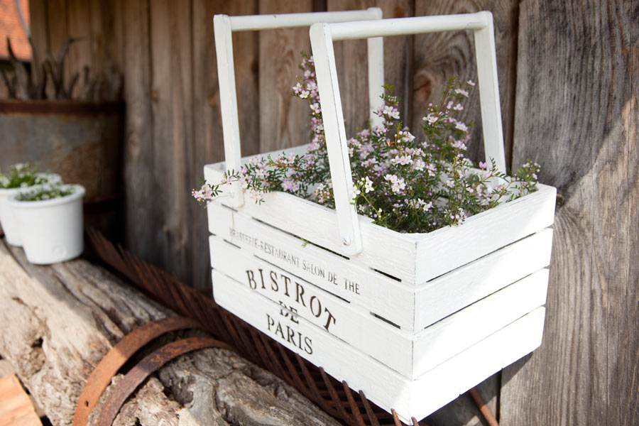 Cassetta di legno bianca con fiori, decorazione ideale in primavera.