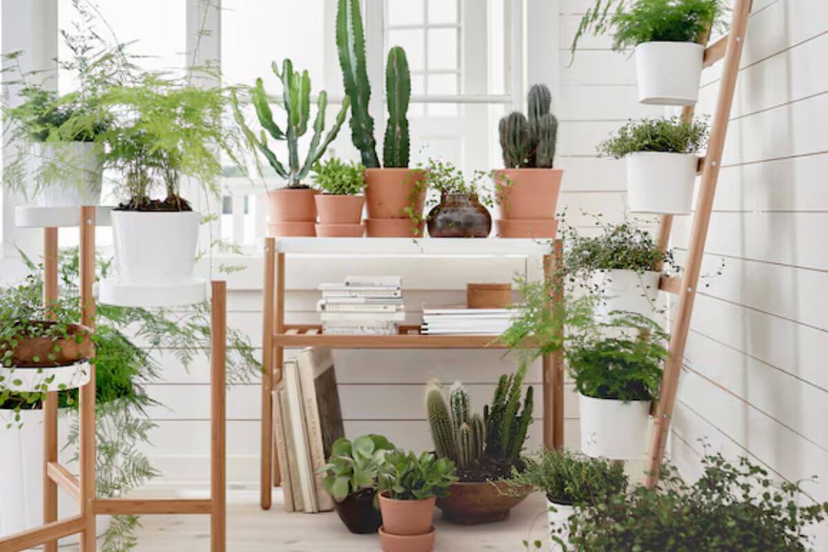 piedistallo per piante della serie SATSUMAS di Ikea, perfetto per giardini interni