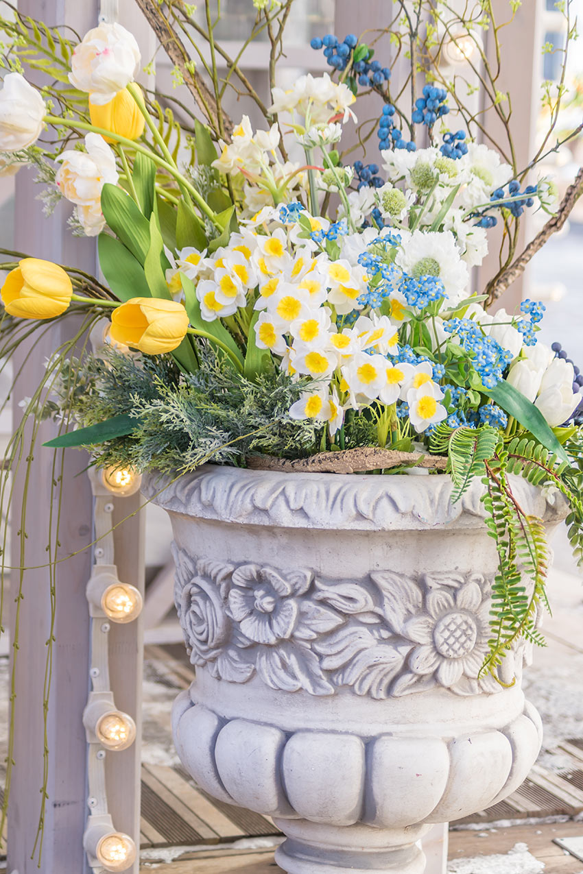 Bel vaso di fiori primaverili per decorare il portico di casa