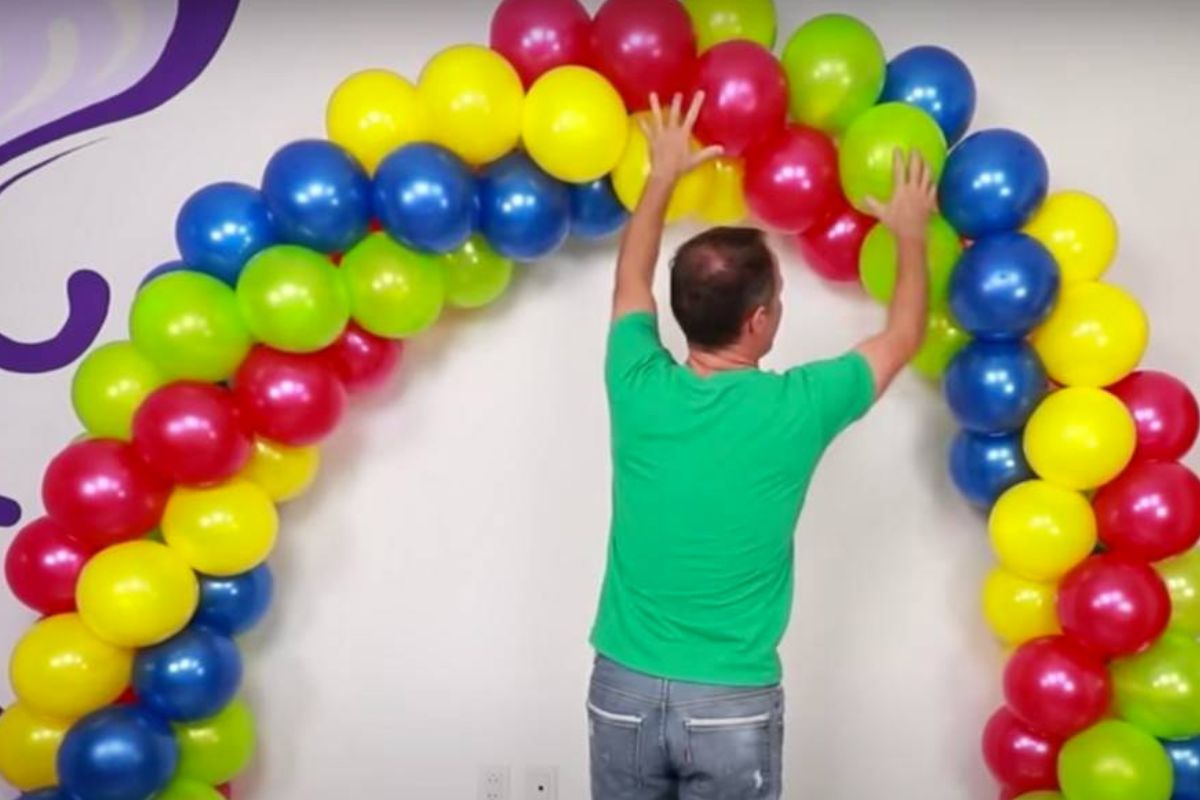 Come realizzare un arco di palloncini fai da te senza struttura