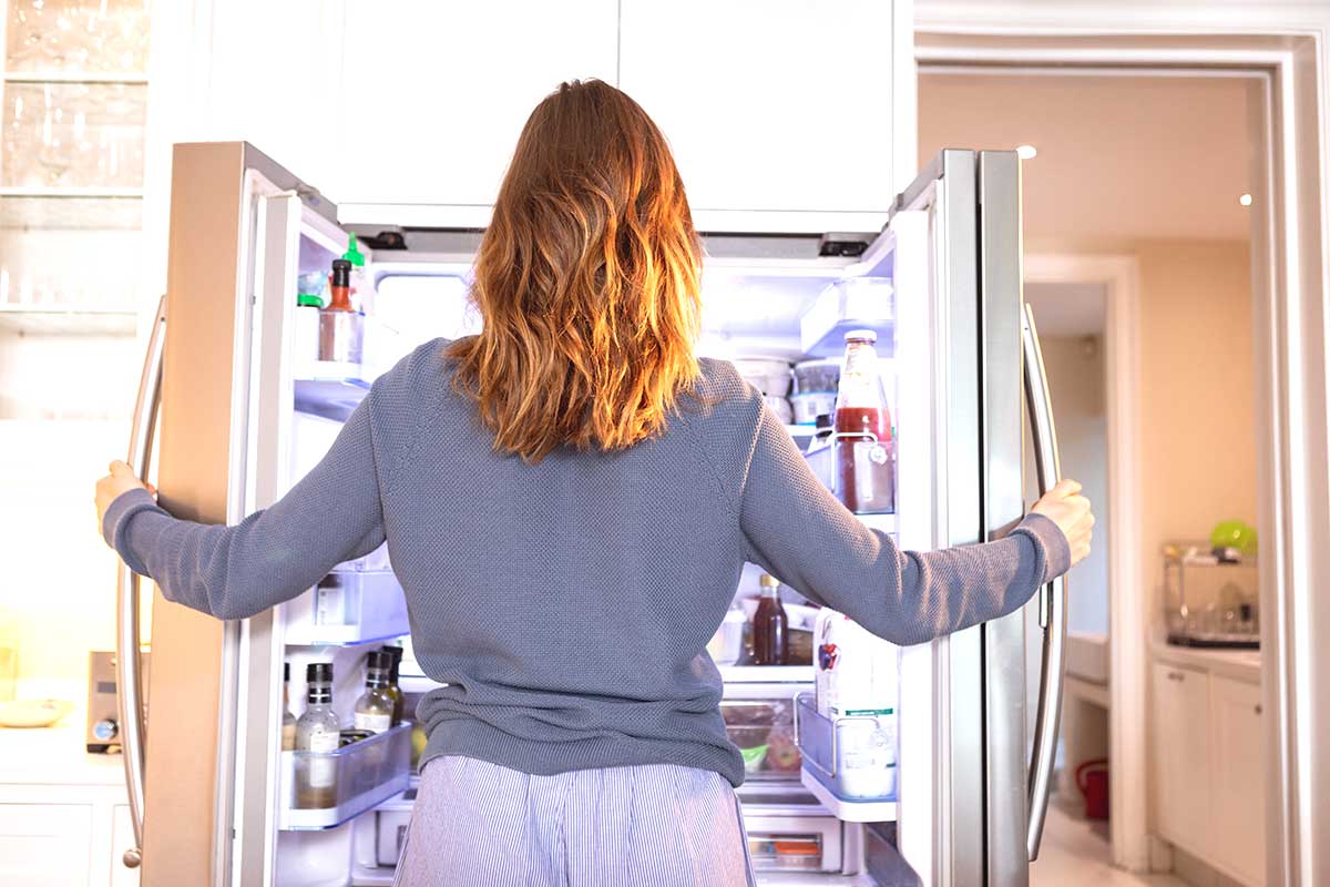 Come usare i tappi di sughero per rimuovere i cattivi odori dal frigorifero