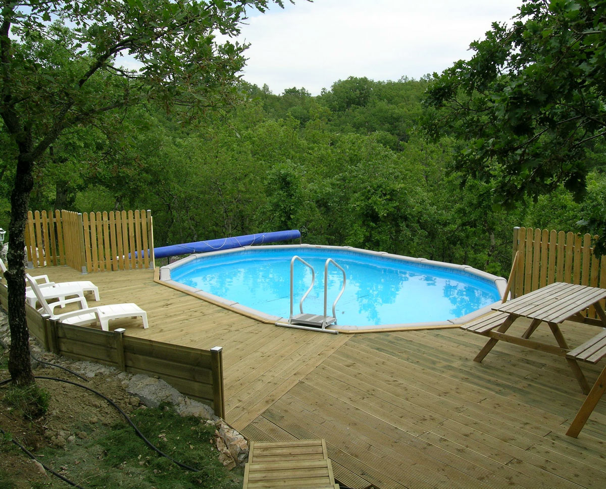 creare una piscina fuori terra con soppalco in legno nel tuo giardino