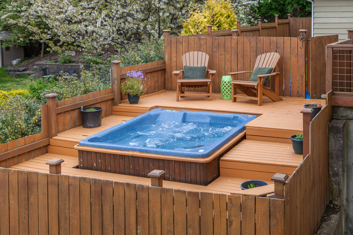 piscina fuori terra con soppalco in legno nel tuo giardino