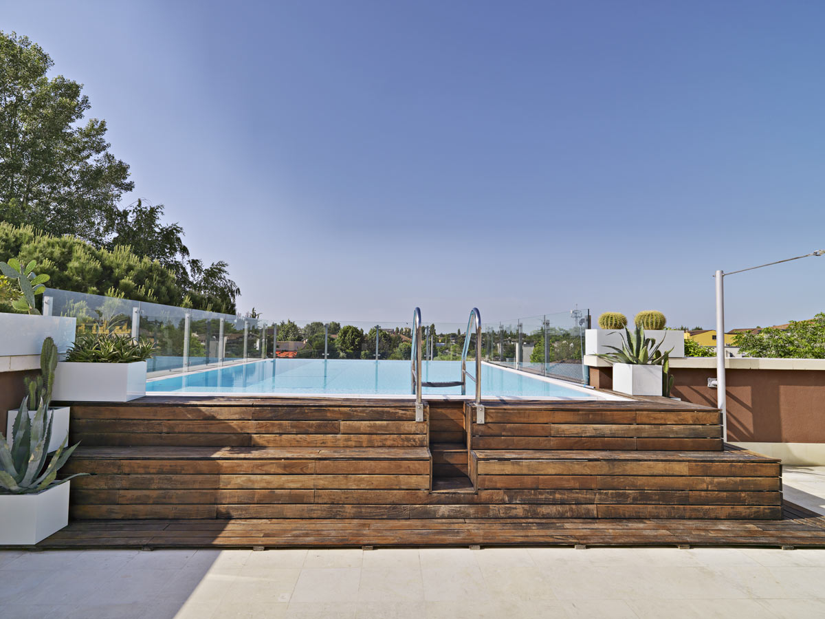 creare una piscina fuori terra con soppalco in legno
