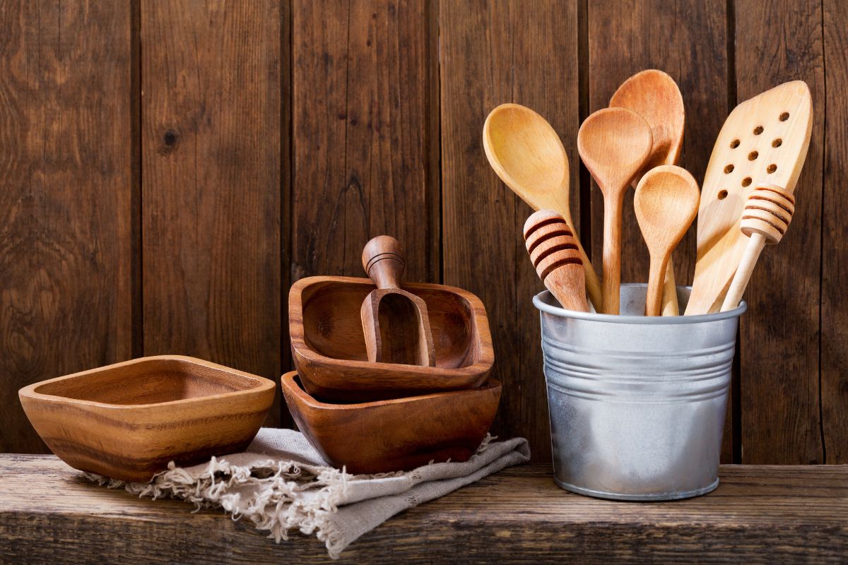 Utensili in legno in cucina, perché non lavarli con il sapone