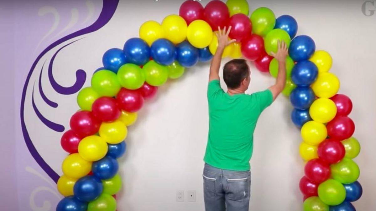 scopri come realizzare un arco con palloncini senza struttura